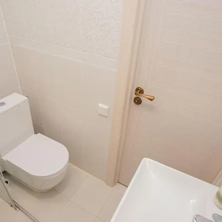 Silent, Classic Style Flat By Gertrudes Church