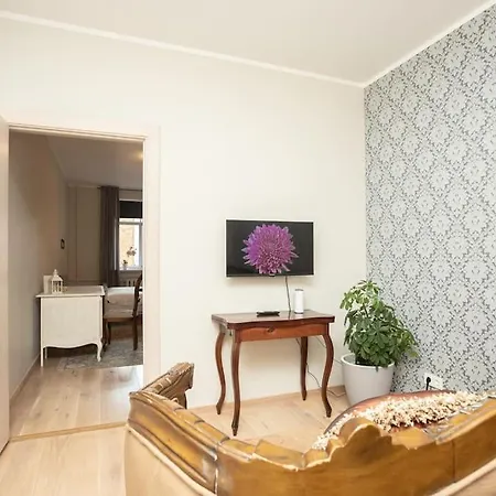 Silent, Classic Style Flat By Gertrudes Church *